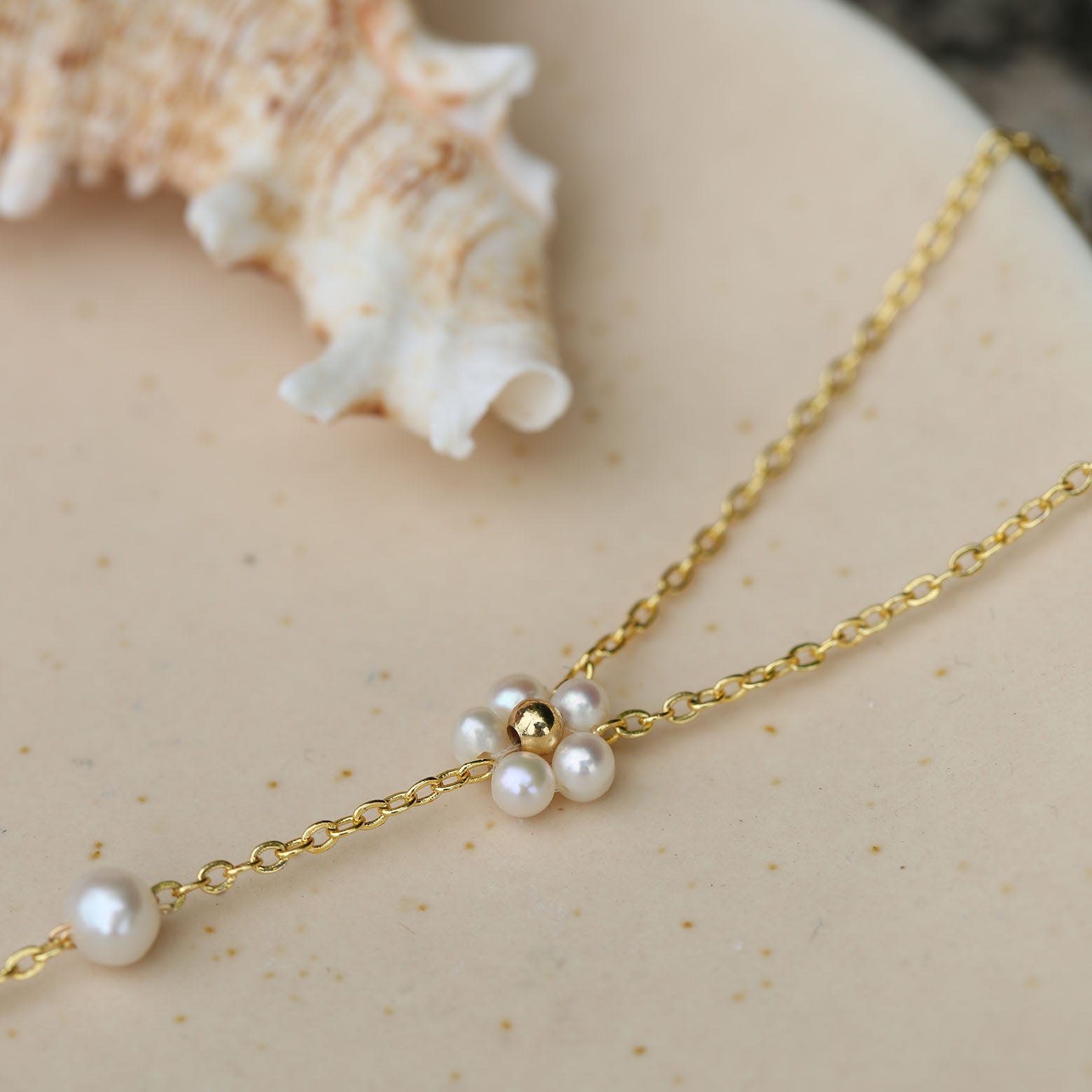 Flower-shaped freshwater pearl Hand Chain