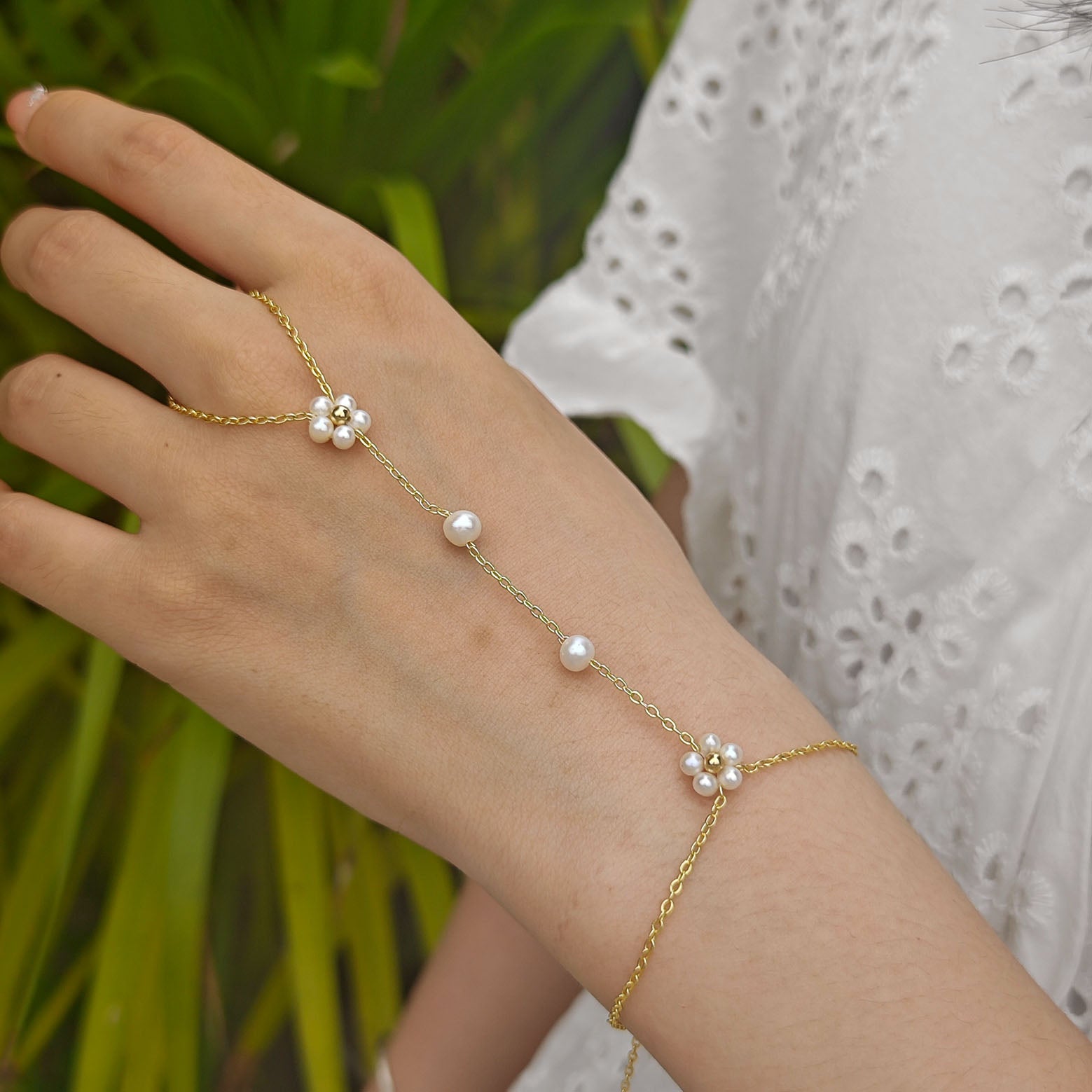 Flower-shaped freshwater pearl Hand Chain