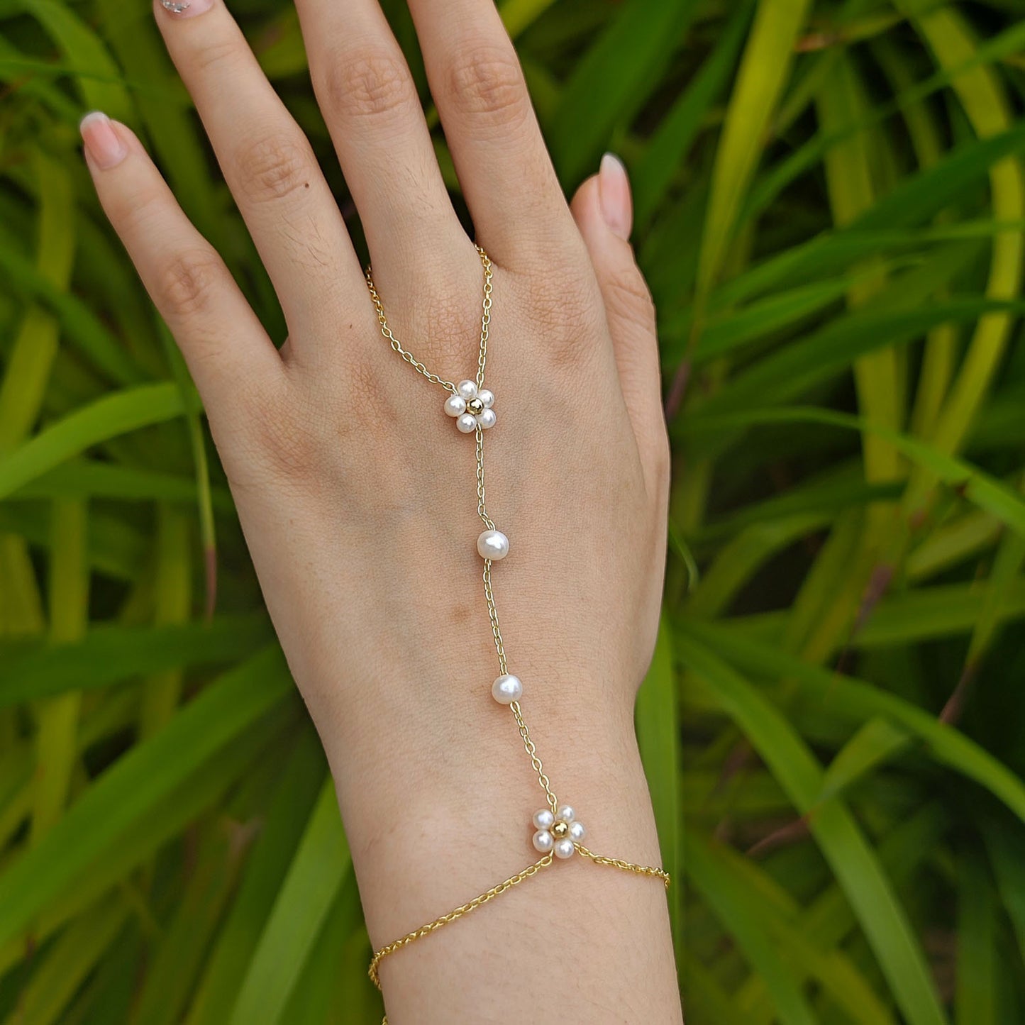 Flower-shaped freshwater pearl Hand Chain