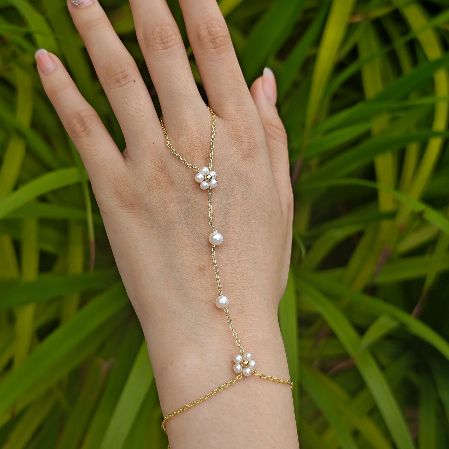 Flower-shaped freshwater pearl Hand Chain